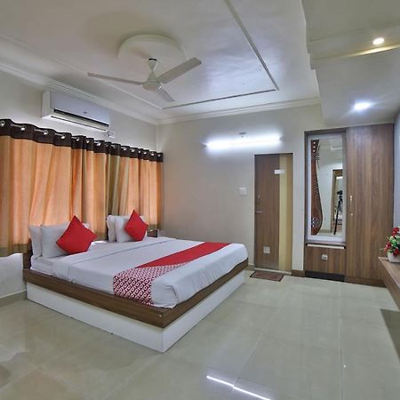 Oyo 41929 Hotel Loyal Residency Jāmnagar Extérieur photo