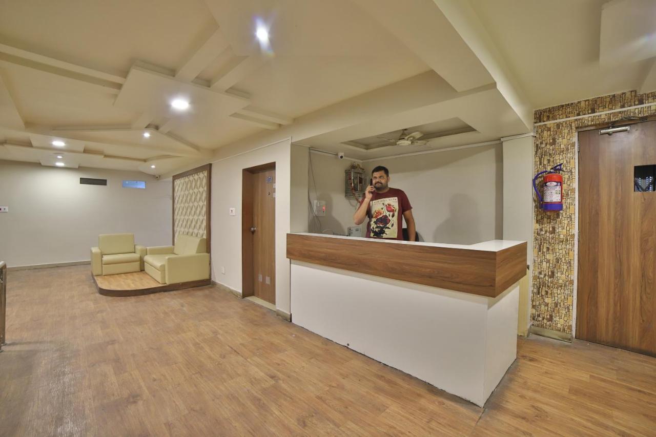 Oyo 41929 Hotel Loyal Residency Jāmnagar Extérieur photo